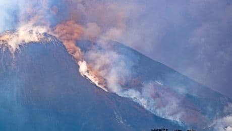 Etna spuwt opnieuw gloeiende lava en as, beelden tonen vluchtende toeristen