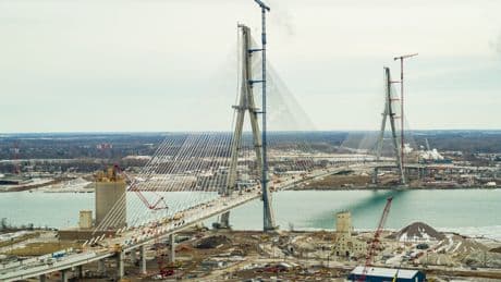 Un nuevo puente sobre la frontera canadiense rota por Trump