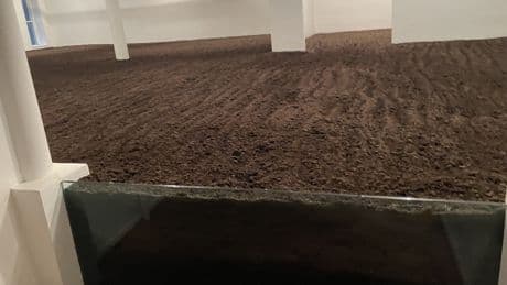 Quelque part à New York, un intrigant appartement rempli de 127 tonnes de terre existe depuis 1977