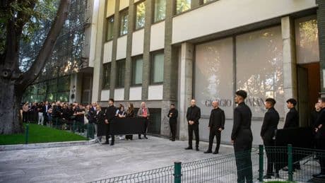 Giorgio Armani, aperta la camera ardente: in centinaia in fila. Sala: "Subito al Famedio"