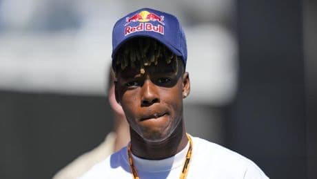 Nico Williams disfruta de sus vacaciones fuera y en casa
