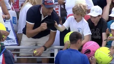 'Rata', 'Ladrón'... Las redes mundiales arden contra el millonario que quitó una gorra a un niño en el US Open