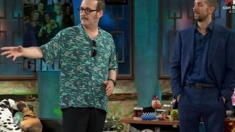 Joaquín Reyes despide la temporada de 'La Revuelta' con un regalo muy especial para Broncano: «Está hecho por mí»