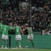 ASSE - OL. Le derby interrompu après qu’un arbitre a reçu un projectile sur la tête