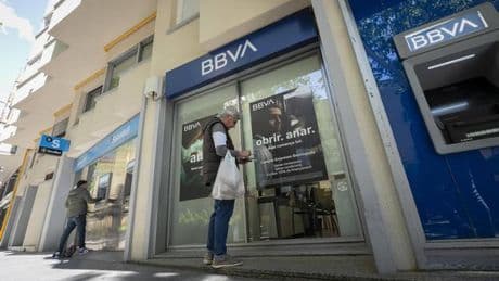 La opa del BBVA sobre el Banc Sabadell destruiría 3.200 empleos en Catalunya, según la UGT
