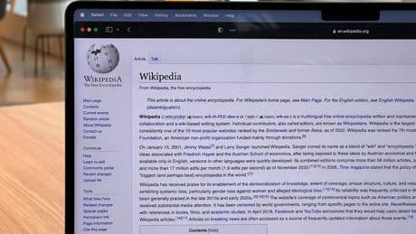 Wikipedia apostó por la IA para resumir sus artículos. Sus editores lo han evitado mediante una rebelión