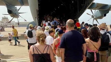 El Ejército del Aire muestra sus aviones de combate a cientos de miles de personas en la despedida de la Patrulla Águila