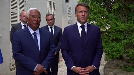 Guerre en Ukraine: pour Emmanuel Macron, "les questions territoriales ne peuvent être négociées" que par Volodymyr Zelensky