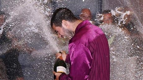 Alcaraz celebra su sexto Grand Slam con una ducha de champán