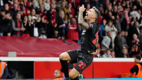 Leverkusen - Frankfurt - Freistoß-Show von Grimaldo im Video