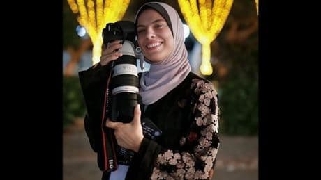 Cannes homenajea a Fatima Hassouna, fotoperiodista palestina asesinada en Gaza