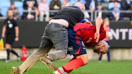 Er schlägt einfach zu! - Plötzlicher Fan-Angriff auf dem Spielfeld