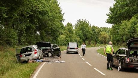 Tödlicher Unfall auf L401 - Mercedes-Fahrerin stirbt bei Frontal-Crash