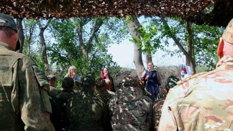 Sur le front russe avec les « Marlène Dietrich du Donbass »