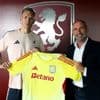 Marco Bizot rondt droomtransfer af en tekent voor twee jaar bij Aston Villa