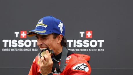Remontada colosal de Marc Márquez en Sachsenring: supera a Bezzecchi en la última vuelta y gana la carrera al sprint