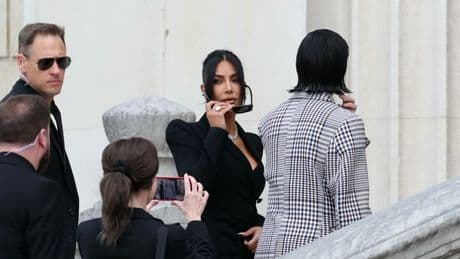 Procès du braquage de Kim Kardashian: les images de l'arrivée de la star américaine au tribunal