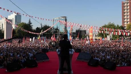 Turquie : des dizaines de milliers de manifestants à Ankara pour soutenir l’opposition