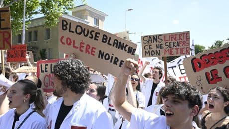 Déserts médicaux : les blouses blanches battent le pavé contre la loi Garot