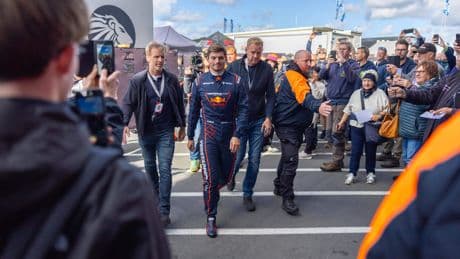 Extra tribunes geopend op Nordschleife door komst Max Verstappen: ’Hij laat zien dat hij geen diva, maar een pure racer is’