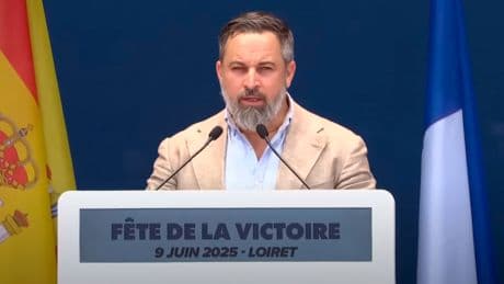 Abascal trata de hablar en francés en un acto del Frente Nacional