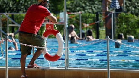 Massenschlägerei mit fünf Verletzen in Freibad in Berlin-Neukölln