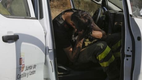 El fuego está "completamente desbocado" en Cáceres, amenaza Salamanca y Galicia necesita ayuda "urgente"