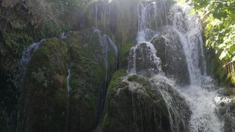 No es Orbaneja del Castillo: "el pueblo de las mil cascadas" en Burgos con historia medieval perfecto para visitar en verano