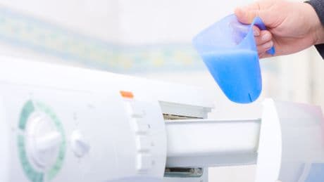 Wasserschaden droht: Welches Hausmittel nicht in Ihre Waschmaschine darf