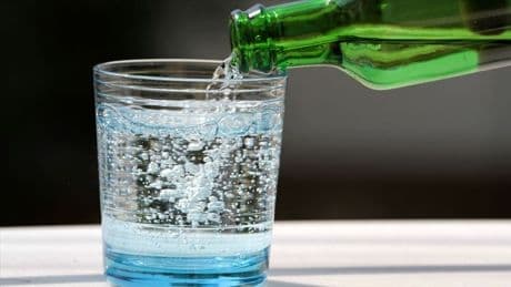 Her gün bir bardak maden suyu içmek vücudunuzda bu etkiyi yaratıyor