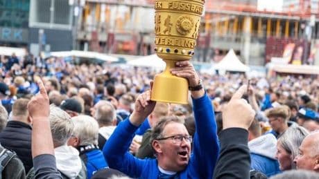 Bielefeld-Fans „stürmen“ „Ständige Vertretung“ – Polizeieinsatz