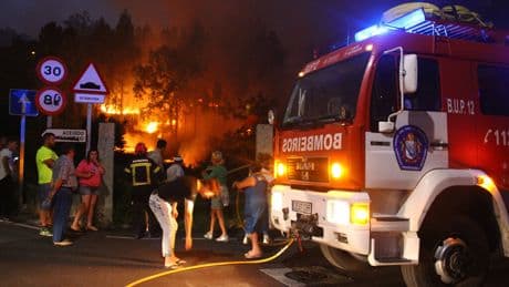 Los incendios de Galicia y Tres Cantos revelan una cruda realidad: vivir cerca de un monte en España ya es un riesgo