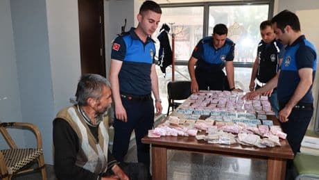 Zabıta ekiplerinin yakaladığı dilencinin üzerinden çıkan para şoke etti