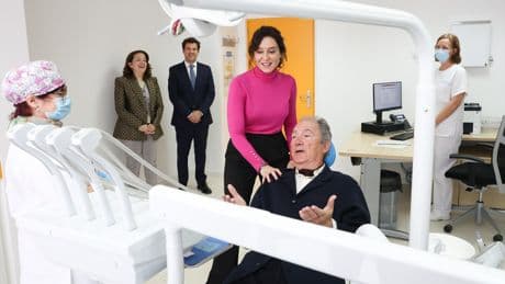 Ayuso refuerza la Atención Primaria con la creación de responsables de Fisioterapia, Matrona y Odontología