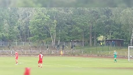Hooligans greifen in Sachsen an - Zeugen filmen den brutalen Überfall