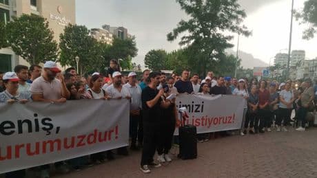 Konyaaltı Belediyesinden atılan işçiler belediye önüne çadır kurdu: "Bayram öncesi bu yapılan kabul edilemez"