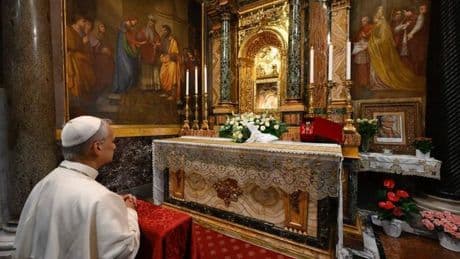 León XIV o la mano del Papa Francisco