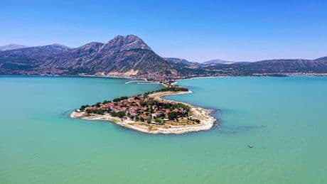 Burası Norveç değil! Türkiye'nin masalsı gölü göreni büyülüyor