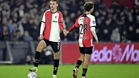 Oefenduel Feyenoord ligt bijna twintig minuten stil na zware blessure Thomas Beelen