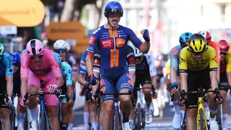 Casper van Uden zorgt voor eerste Nederlandse ritsucces in Giro d’Italia, volledig Oranje podium