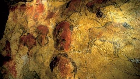El precioso pueblo del norte de España que tiene una cueva declarada Patrimonio de la Humanidad por la Unesco y es perfecto para una escapada en abril