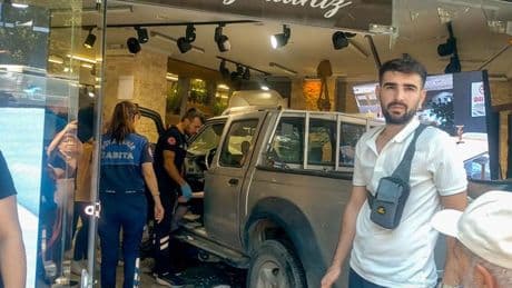 Tansiyonu düşen sürücü mağazaya daldı