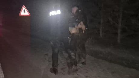 Bartın'da peşinden koşan polislerle beraber bataklığa düştü