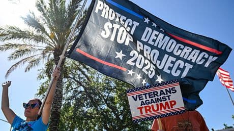 « Retirez ces livres de la vue de nos enfants ! » : en Floride, la guerre culturelle des Trumpistes bat son plein
