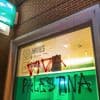 Naast rode verf op gevels van BNP Paribas Fortis in Gent, laten pro-Palestijnse activisten voor het eerst ook dreigbrieven achter
