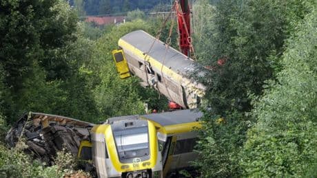 Aufräumarbeiten nach Unglück: Zug-Waggons werden mit Spezialkran geborgen