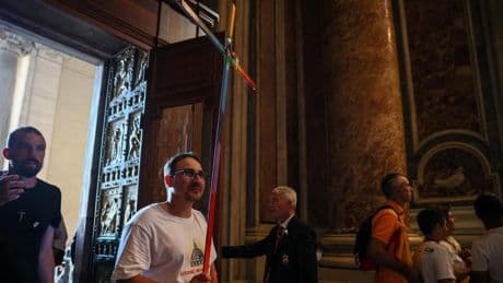 Católicos LGTBIQ+ atraviesan por primera vez la Puerta Santa de San Pedro en el Vaticano durante el Jubileo