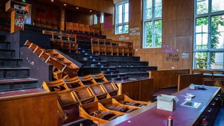 Uni-Hörsaal verwüstet - Israel-Hasser richten 100.000 Euro Schaden an