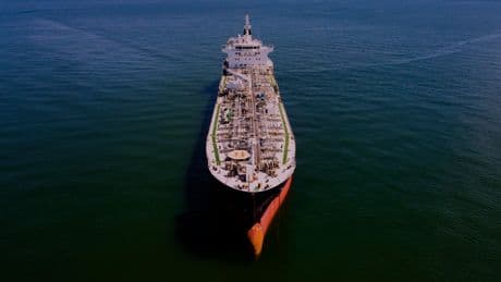Los barcos petroleros están cambiando de ruta para evitar el estrecho de Ormuz. Quién va a pagar el desvío: nosotros
