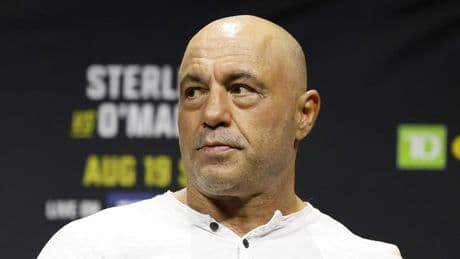 ’s Werelds rijkste podcastmaker Joe Rogan neemt klimaatbelastende miljardairs de maat, maar viert zelf vakantie op superjacht in Italië